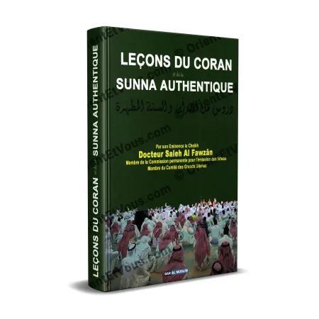 صورة ثلاثية الأبعاد لكتاب دروس من القرآن الكريم والسنة المطهرة – النسخة الفرنسية، بغلاف أخضر ومشهد تجمع في الأسفل