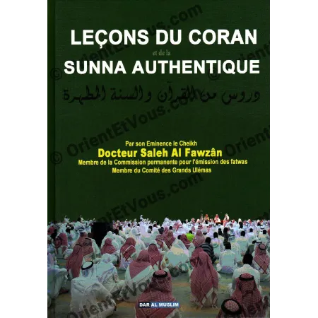 Couverture verte du livre “Leçons du Coran et de la Sunna authentique”, avec texte arabe et photo d’assemblée