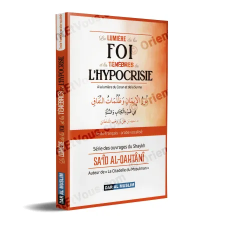 Vue 3D du livre La lumière de la foi et les ténèbres de l'hypocrisie de Dr. Sa'id al-Qahtani, français-arabe